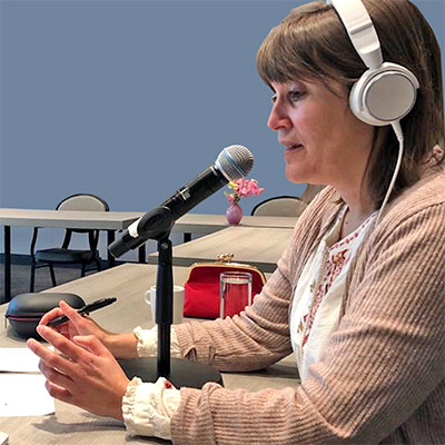 Tolken op congressen Tolk-Christy-met-witte-koptelefoon-en-microfoon